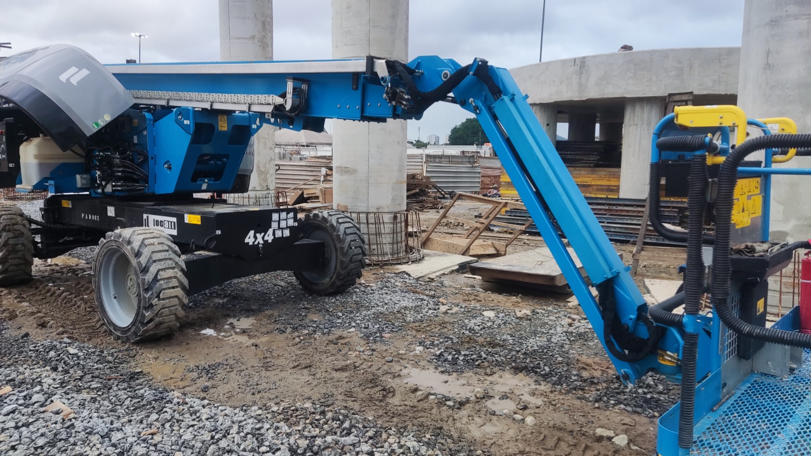 Plataforma elevatória azul em operação